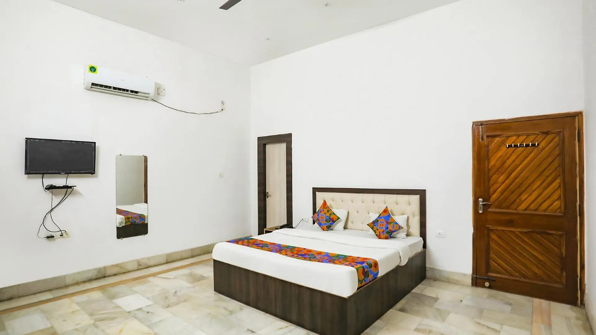 Fabexpress Prashansa Palace فاراناسي 3*,